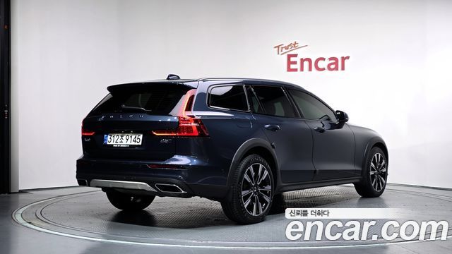 Volvo V60 B5 Pro AWD — пробег 15 383 км — фото 2 из 5