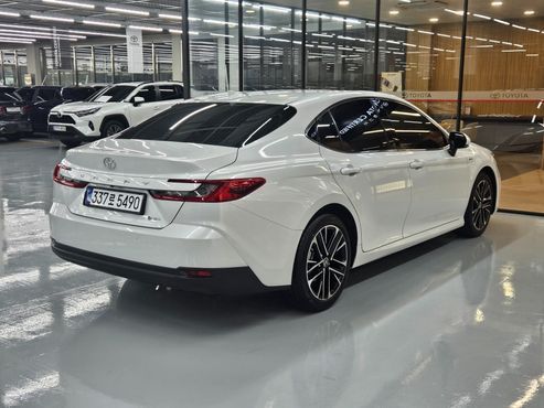 Toyota Camry 2.5 XLE Hybrid — пробег 10 423 км — фото 2 из 5