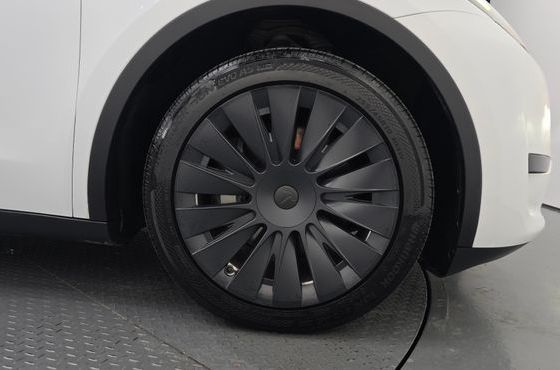 Tesla Model Y RWD — пробег 66 742 км — фото 5 из 5