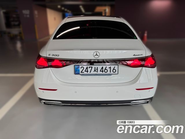 Mercedes-Benz E-Class E300 4MATIC Exclusive — пробег 3 600 км — фото 4 из 5