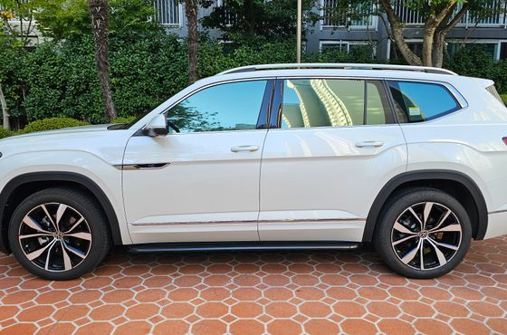 Volkswagen Atlas 2.0 TSI R-LINE 6-Seater — пробег 6 635 км — фото 3 из 5