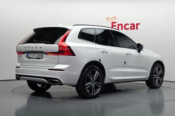 Volvo XC60 T8 R-Design — пробег 77 939 км — фото 2 из 5