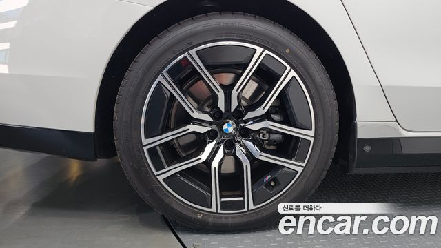 BMW i7 eDrive 50 M Sport — пробег 7 700 км — фото 5 из 5