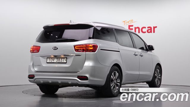 Kia Carnival 9-Seater Luxury — пробег 46 746 км — фото 2 из 5