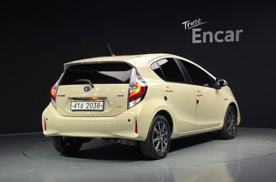 Toyota Prius 1.5 — пробег 71 348 км — фото 2 из 5