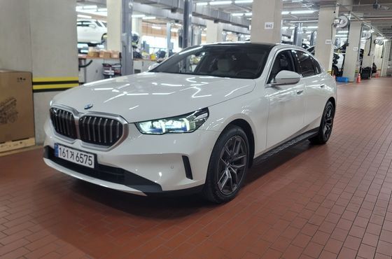 BMW 5-Series 520i — пробег 6 015 км — фото 1 из 5