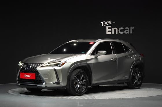 Lexus UX 2.0 2WD — пробег 105 811 км — фото 1 из 5