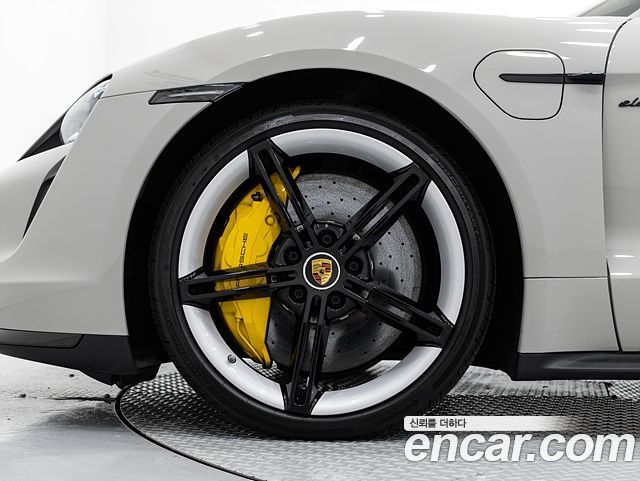 Porsche Taycan Turbo S — пробег 40 440 км — фото 5 из 5
