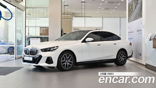 BMW i5 eDrive 40 M Sport — пробег 9 557 км — фото 1 из 5