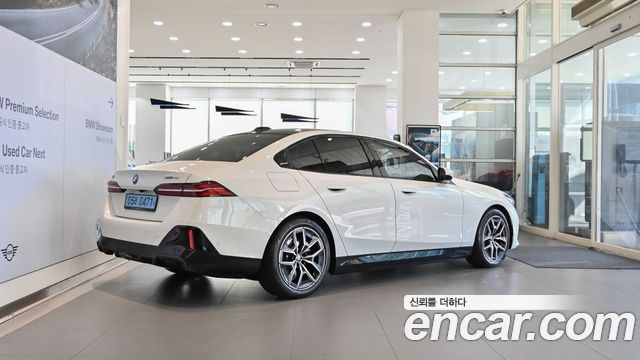BMW i5 eDrive 40 M Sport — пробег 9 557 км — фото 2 из 5