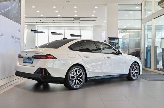 BMW i5 eDrive 40 M Sport — пробег 9 557 км — фото 2 из 5