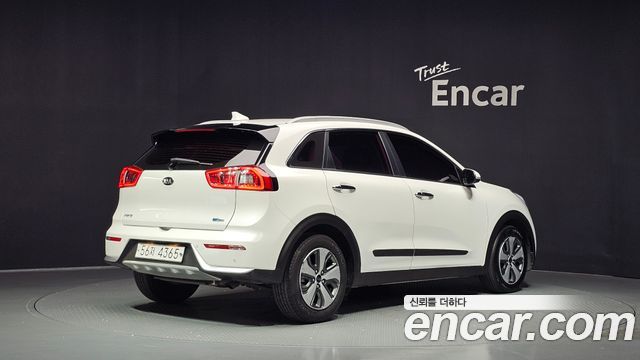 Kia Niro Prestige — пробег 51 447 км — фото 2 из 5