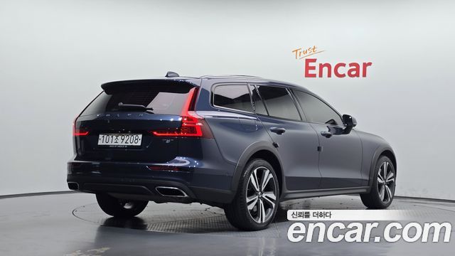 Volvo V60 T5 Pro AWD — пробег 63 147 км — фото 2 из 5