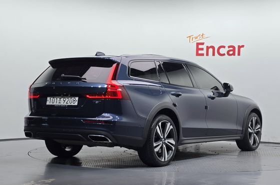 Volvo V60 T5 Pro AWD — пробег 63 147 км — фото 2 из 5