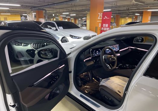 BMW 5-Series 520i — пробег 1 км — фото 4 из 5