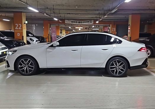 BMW 5-Series 520i — пробег 1 км — фото 2 из 5