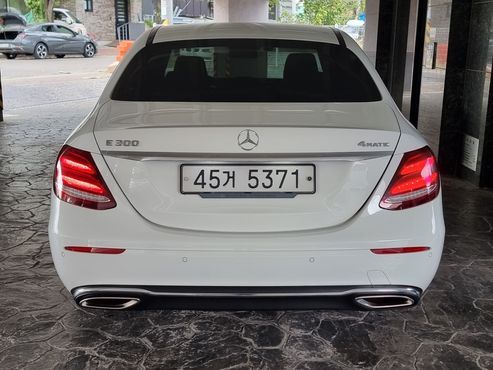 Mercedes-Benz E-Class E300 4MATIC Avnatgarde — пробег 17 860 км — фото 4 из 5