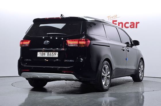 Kia Carnival 7-seater Limousine VIP — пробег 67 629 км — фото 2 из 5