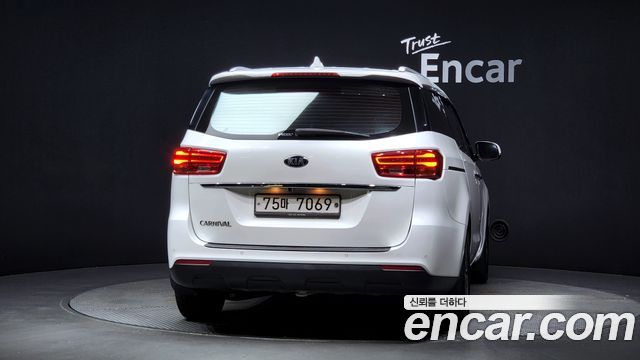 Kia Carnival 11-Seater Prestige — пробег 50 424 км — фото 4 из 5