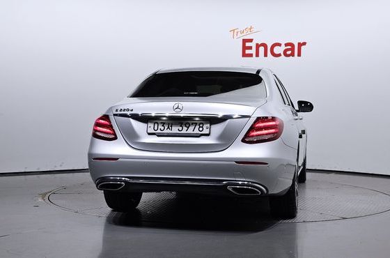 Mercedes-Benz E-Class E220d Avantgarde — пробег 49 340 км — фото 4 из 5