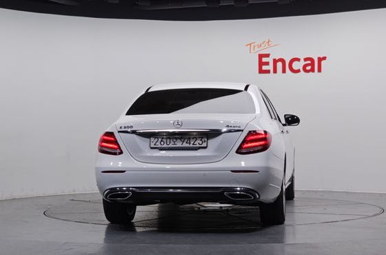 Mercedes-Benz E-Class E300 4MATIC Exclusive — пробег 82 810 км — фото 4 из 5