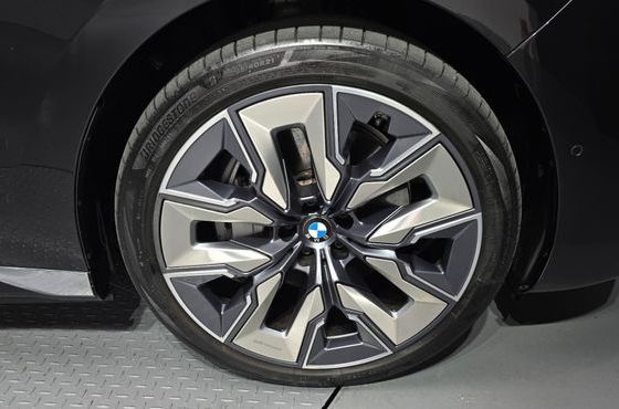 BMW i7 xDrive 60 Design Pure Excellence — пробег 33 590 км — фото 5 из 5