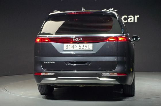 Kia Carnival 9-Seater Signature — пробег 94 633 км — фото 4 из 5