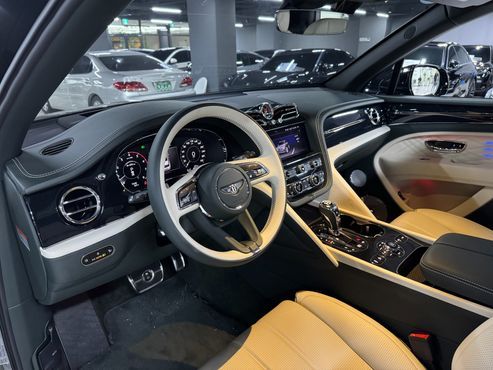 Bentley Bentayga 4.0 V8 EWB First Edition — пробег 8 900 км — фото 4 из 5