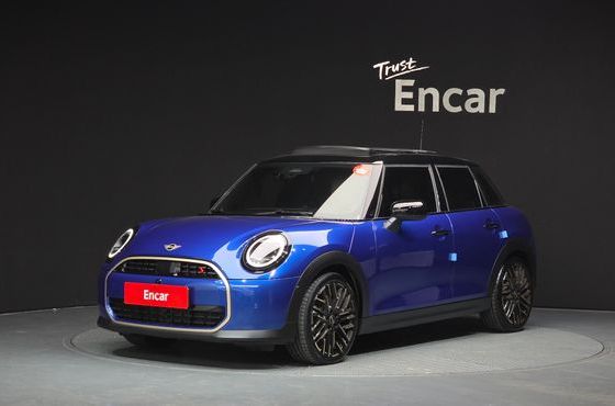 Mini Cooper 5 Door Favoured — пробег 7 100 км — фото 1 из 5
