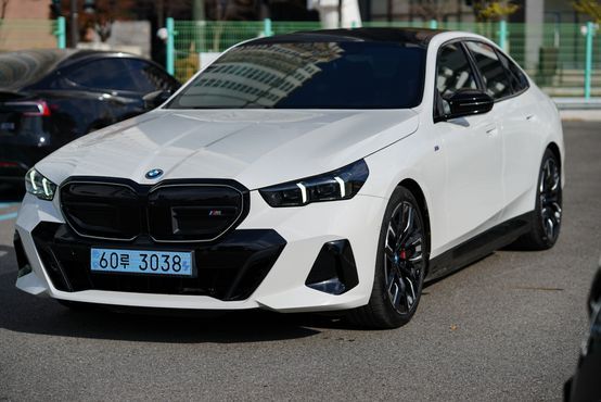 BMW i5 M60 xDrive — пробег 11 000 км — фото 2 из 5