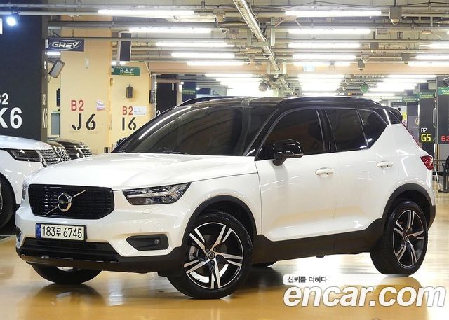 Volvo XC40 B4 R-Design — пробег 69 400 км — фото 2 из 5