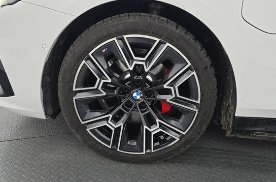 BMW 5-Series 530e xDrive M Sport Pro — пробег 7 176 км — фото 5 из 5