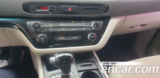 Kia Carnival 11-seater Deluxe — пробег 185 000 км — фото 3 из 5
