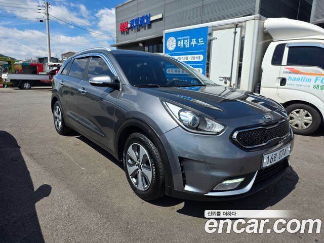 Kia Niro Prestige — пробег 76 650 км — фото 3 из 5