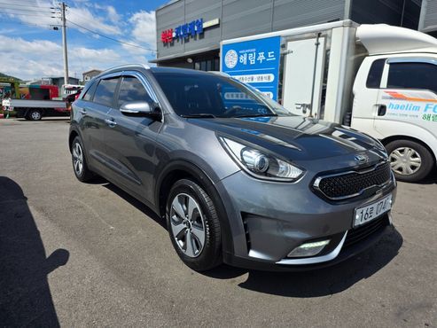 Kia Niro Prestige — пробег 76 650 км — фото 3 из 5