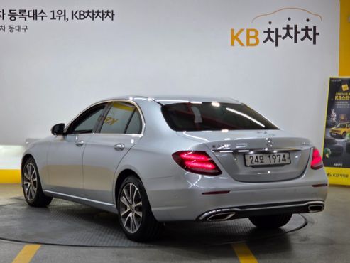 Mercedes-Benz E-Class E300 4MATIC Avnatgarde — пробег 71 603 км — фото 2 из 5