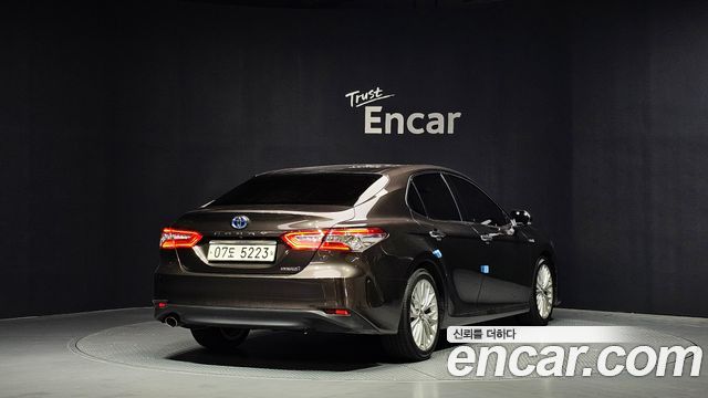 Toyota Camry 2.5 XLE Hybrid — пробег 114 941 км — фото 2 из 5
