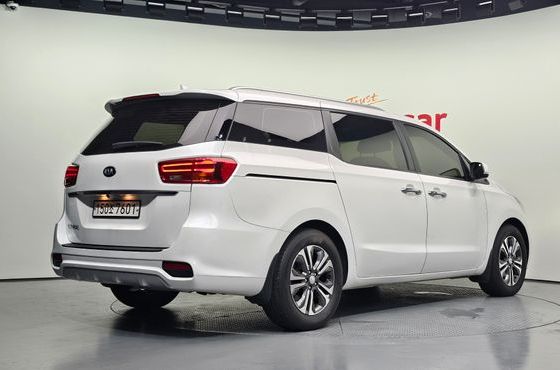 Kia Carnival 9-Seater Luxury — пробег 73 740 км — фото 2 из 5