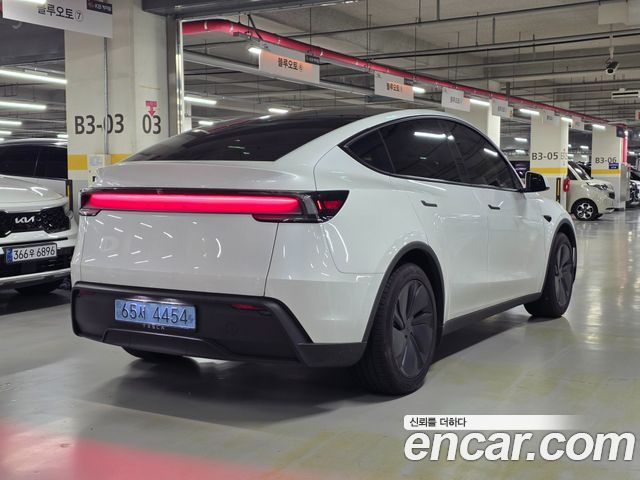Tesla Model Y Premium RWD — пробег 9 000 км — фото 4 из 5