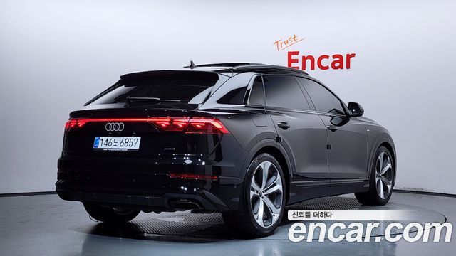 Audi Q8 55 TFSI Quattro Premium — пробег 8 010 км — фото 2 из 5