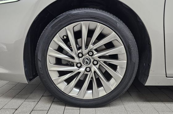 Lexus ES Luxury Plus — пробег 117 425 км — фото 5 из 5