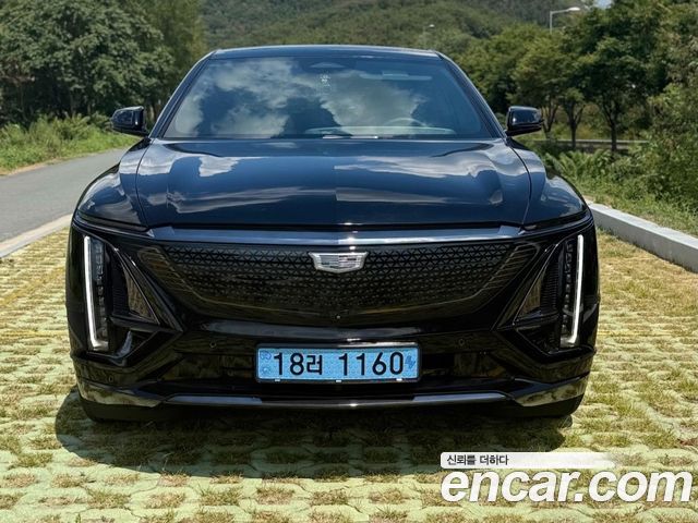 Cadillac Lyriq Sport — пробег 6 800 км — фото 2 из 5