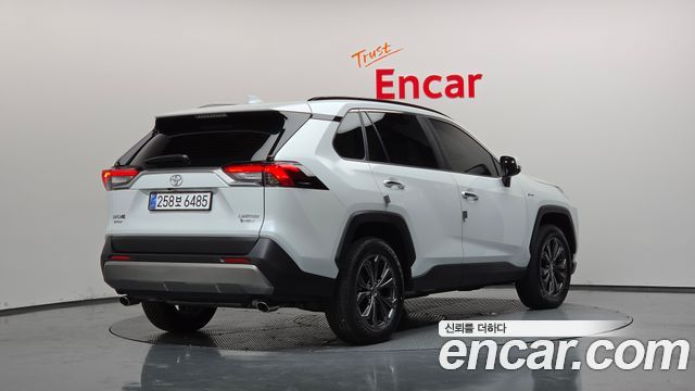Toyota RAV4 2,5 4WD Hybrid LTD — пробег 2 842 км — фото 2 из 5