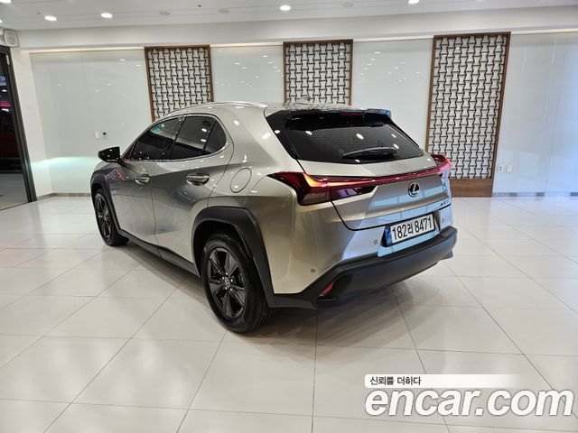 Lexus UX 2.0 2WD — пробег 8 934 км — фото 2 из 5