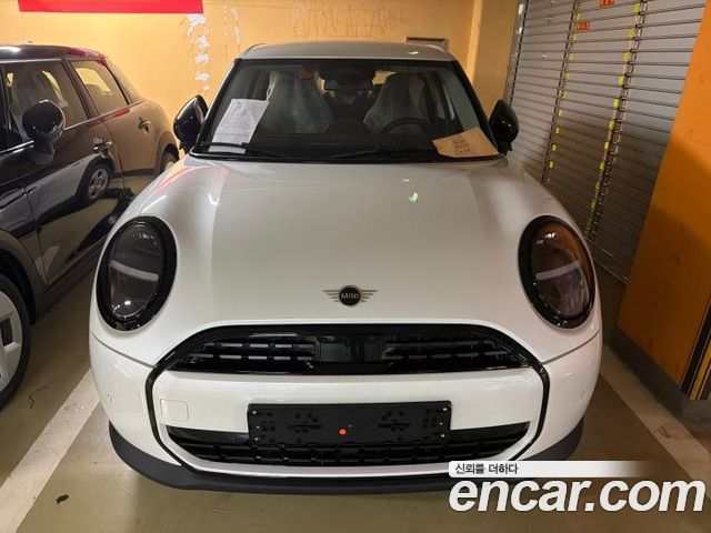 Mini Cooper 5Door Essential — пробег 5 км — фото 1 из 5