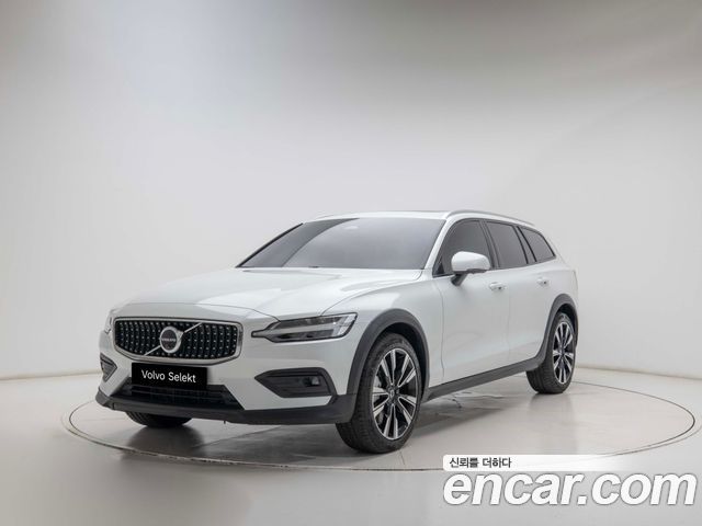 Volvo V60 B5 Ultra AWD — пробег 4 764 км — фото 1 из 5
