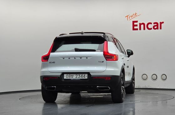 Volvo XC40 T4 R-Design — пробег 70 661 км — фото 4 из 5
