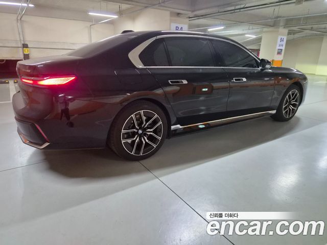 BMW i7 eDrive 50 M Sport — пробег 10 000 км — фото 4 из 5