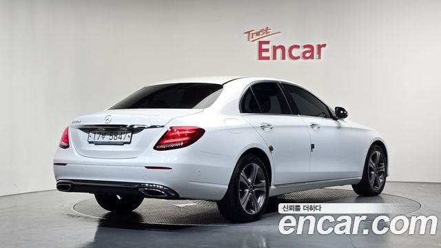Mercedes-Benz E-Class E220d Avantgarde — пробег 74 799 км — фото 2 из 5
