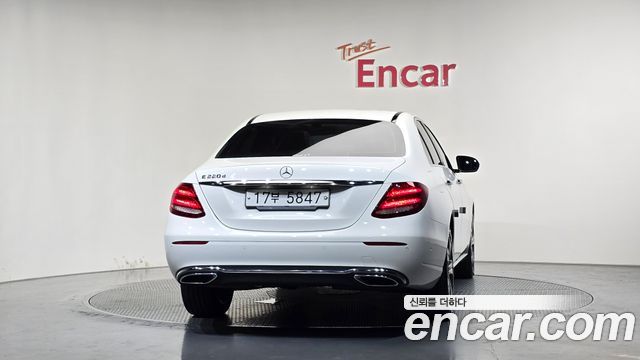 Mercedes-Benz E-Class E220d Avantgarde — пробег 74 799 км — фото 4 из 5